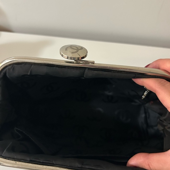 Authentic Vintage Chanel Elegant Black Leather Handbag - Picture 5 of 9